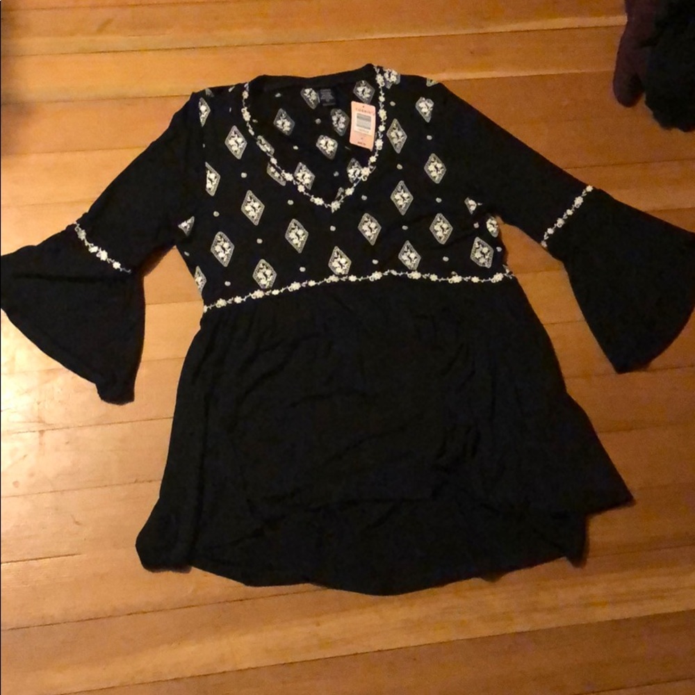 NWT Torrid boho high low top w/ 3/4 bell sleeves